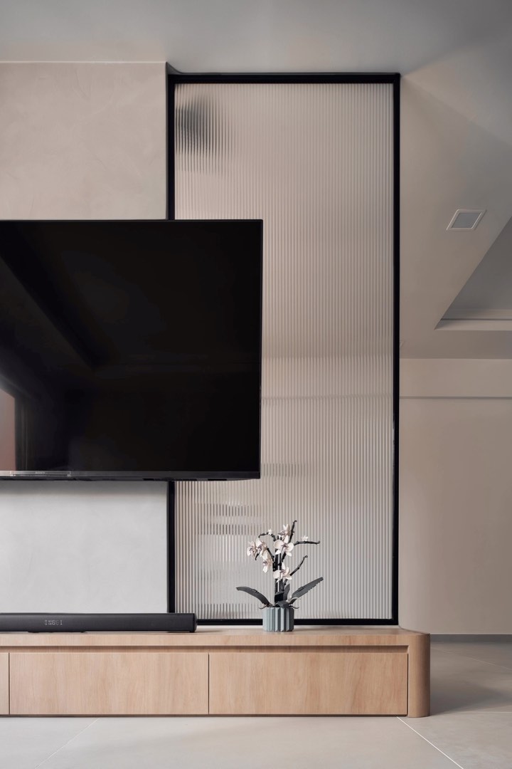 TV wall with fluted glass panel and timber console