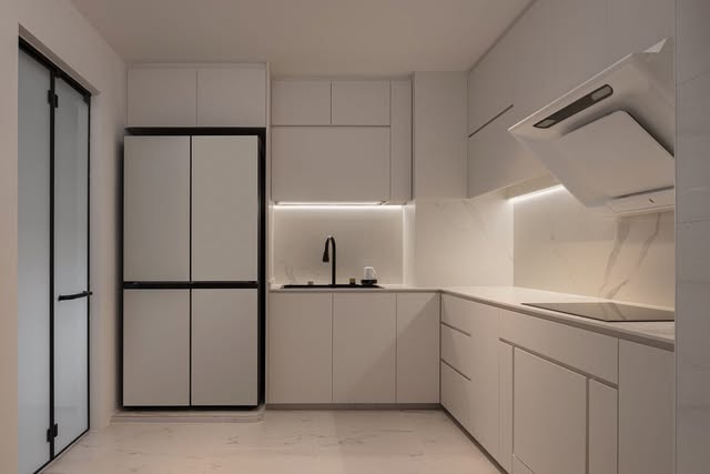 White kitchen with handleless cabinets